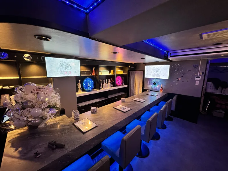 Linaria 店内 - ブルーLEDに照らされたアイドルコンセプトカフェ＆バーの店内全景